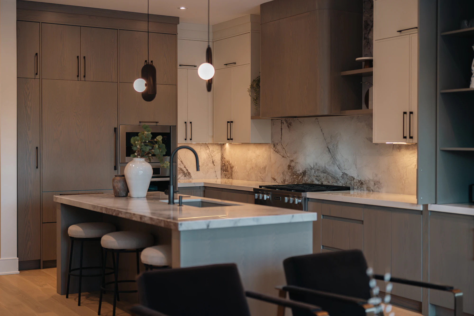 Cozinha contemporânea de luxo com ilha em pedra natural